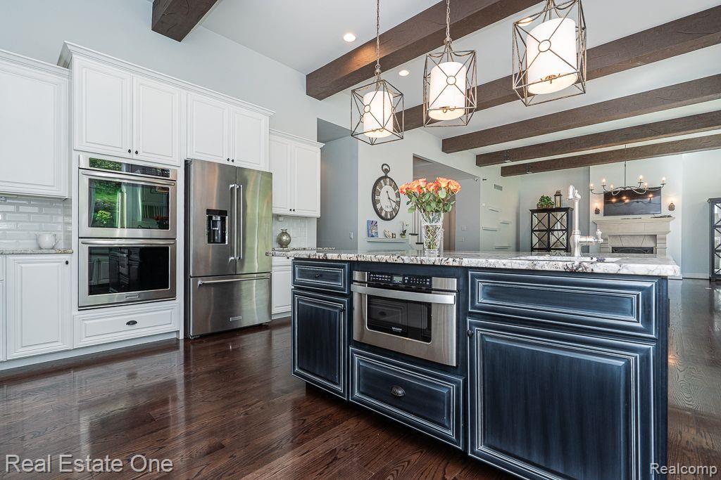 611 Wellington CIR