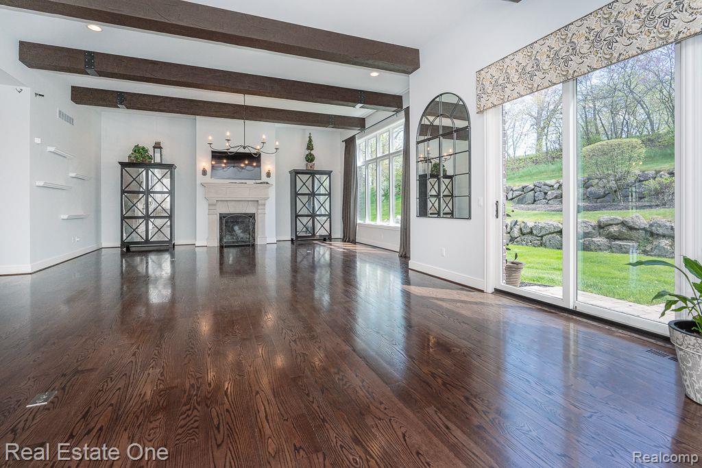 611 Wellington CIR
