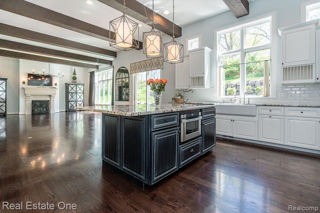 611 Wellington CIR