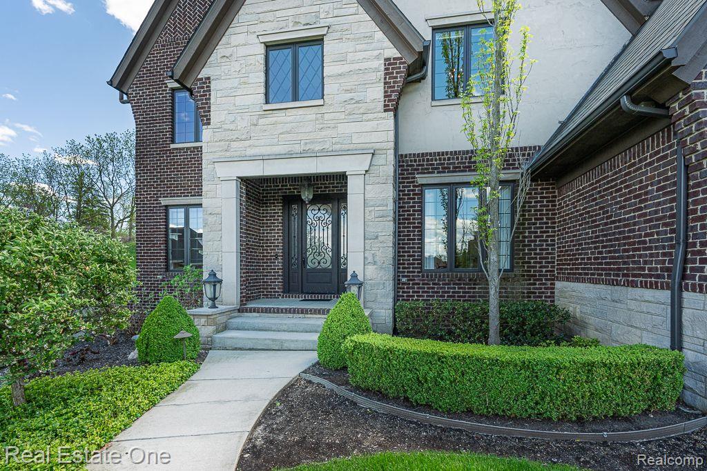 611 Wellington CIR