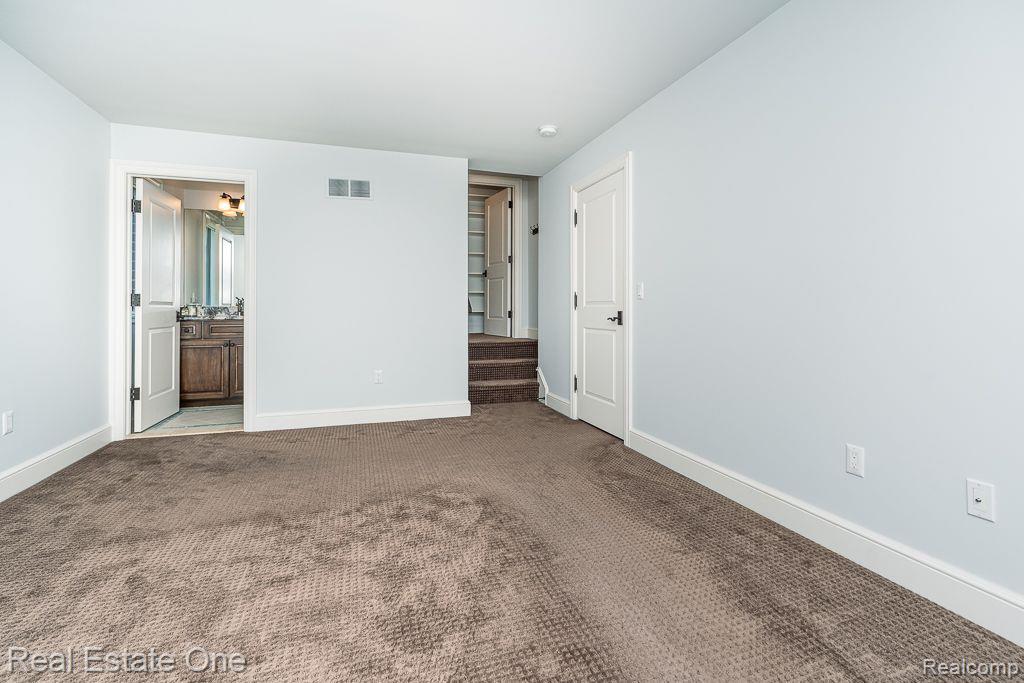 611 Wellington CIR