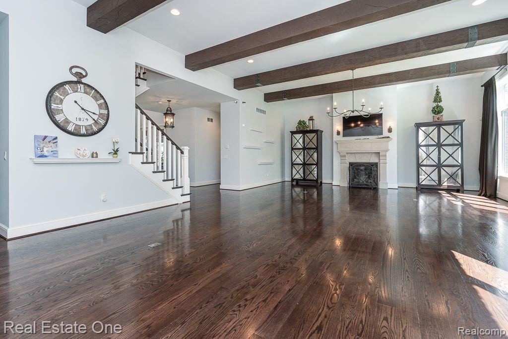 611 Wellington CIR
