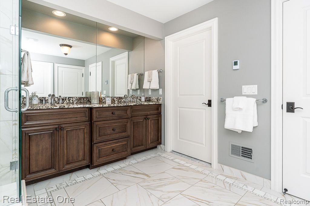 611 Wellington CIR