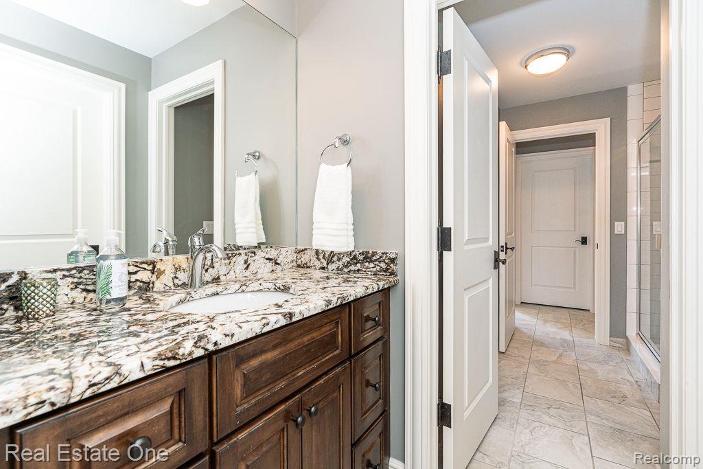 611 Wellington CIR