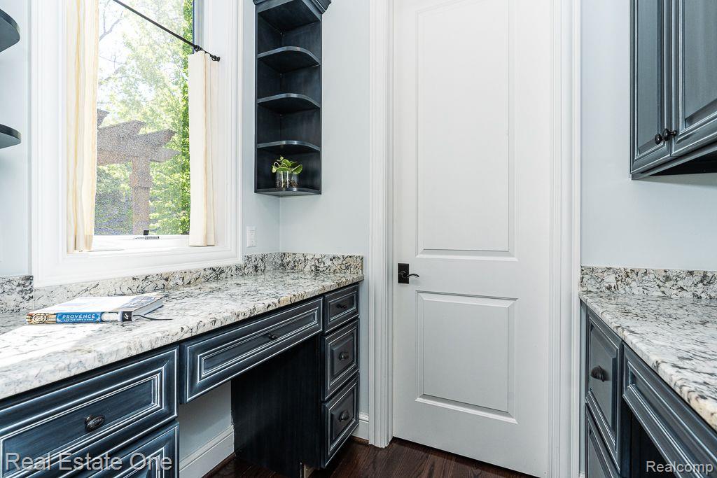 611 Wellington CIR