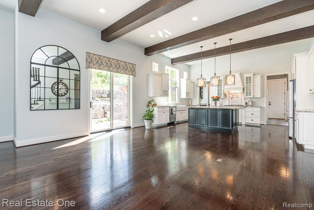 611 Wellington CIR