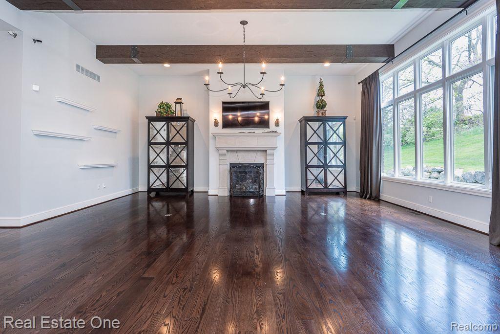 611 Wellington CIR