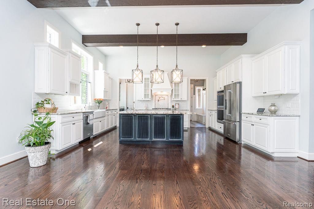 611 Wellington CIR