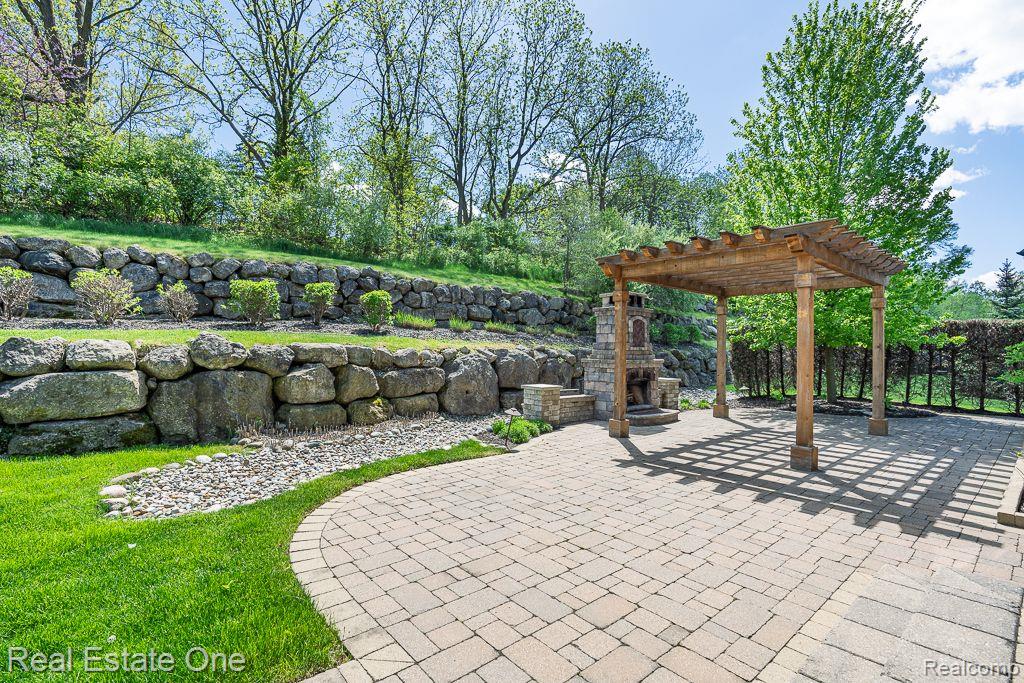 611 Wellington CIR