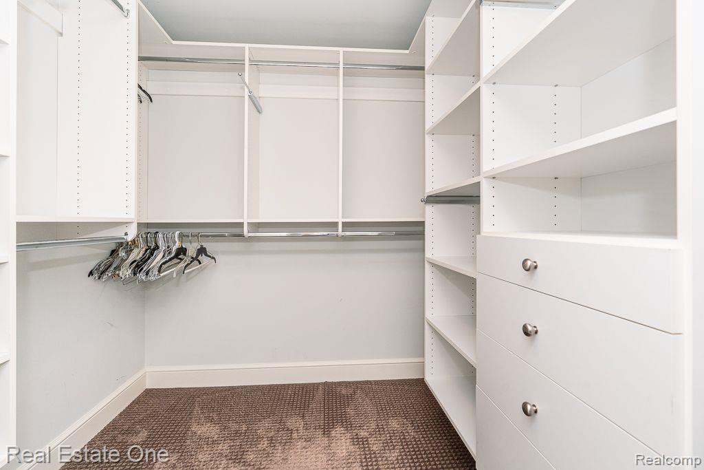 611 Wellington CIR