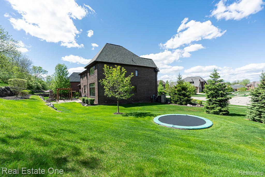 611 Wellington CIR