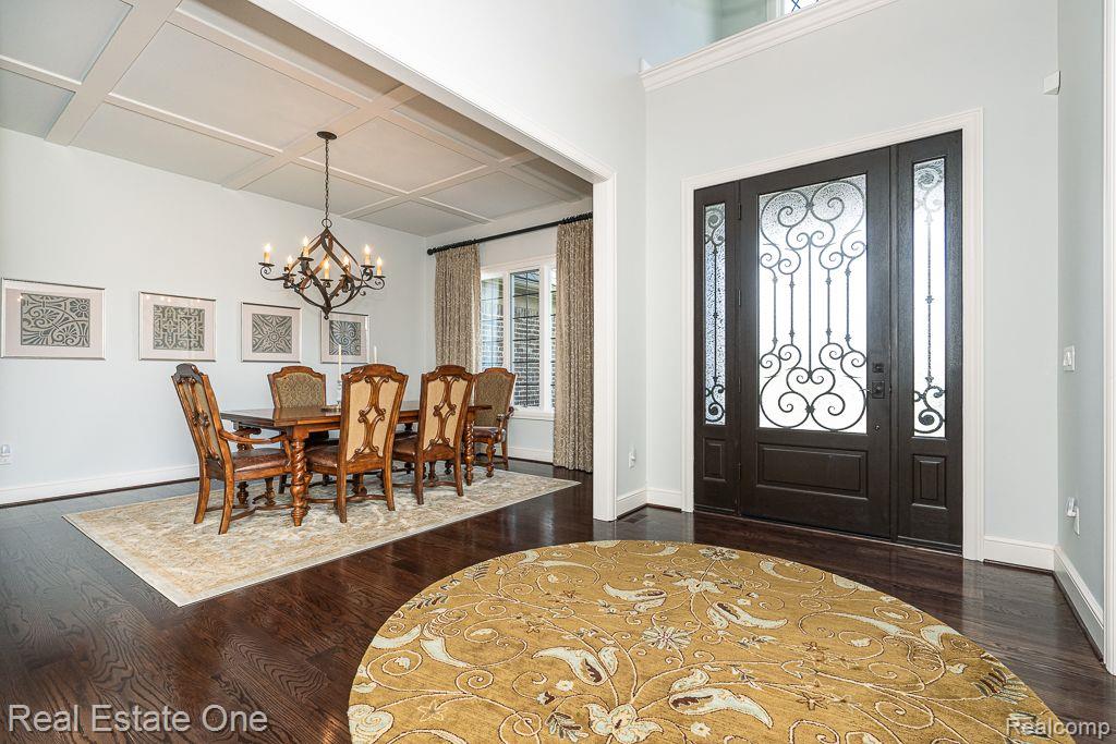 611 Wellington CIR