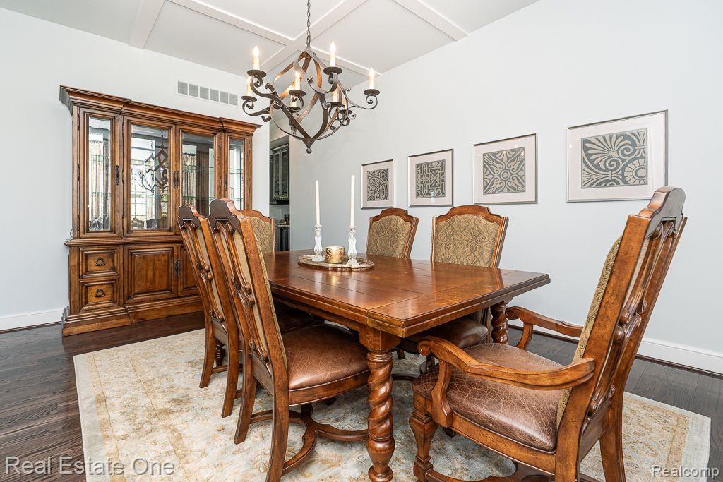 611 Wellington CIR