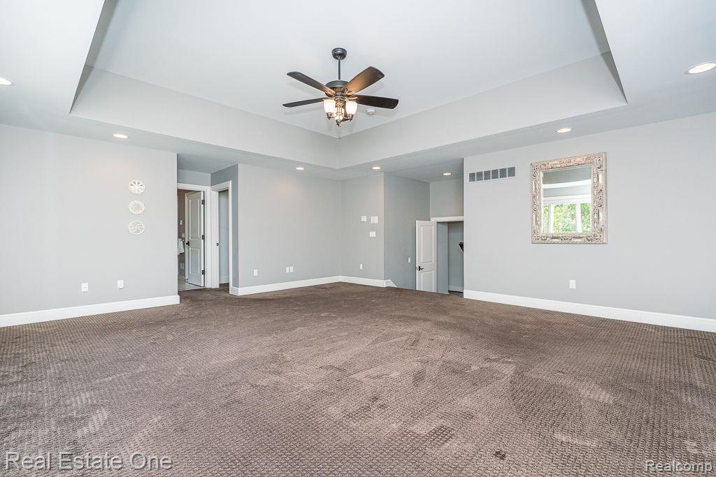 611 Wellington CIR