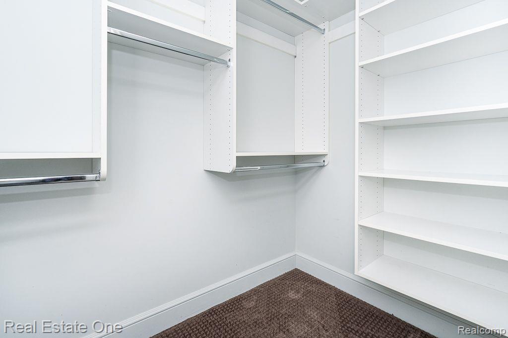 611 Wellington CIR