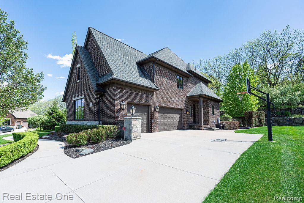 611 Wellington CIR