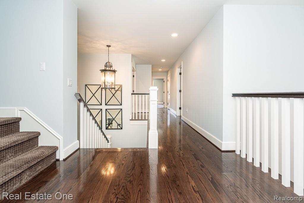 611 Wellington CIR