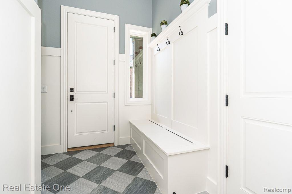 611 Wellington CIR