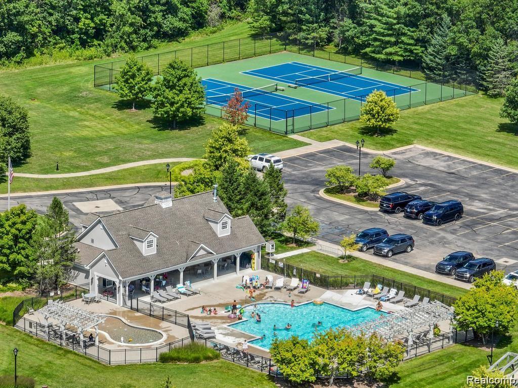 584 BIRCHCREST CRT