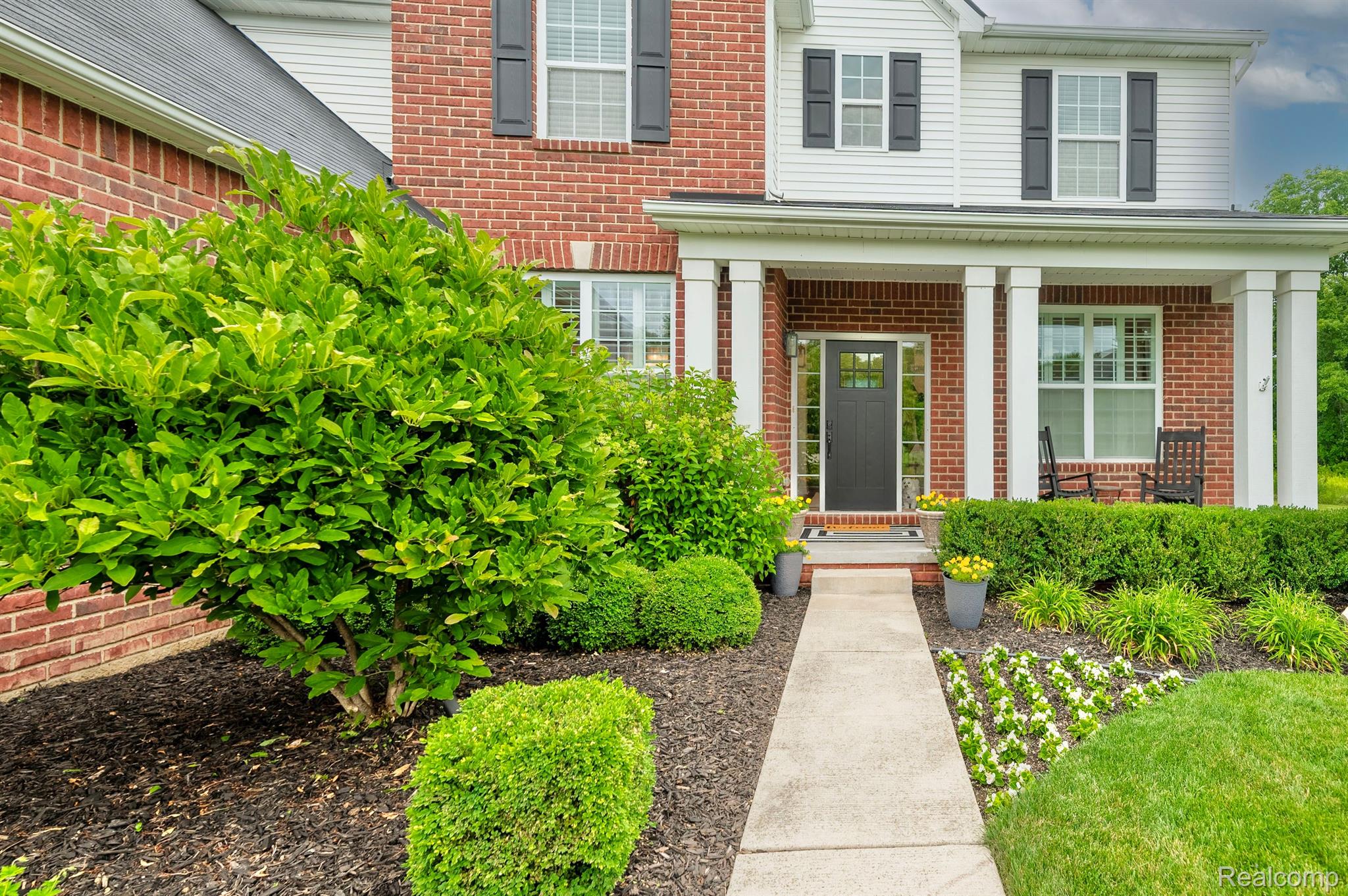 584 BIRCHCREST CRT
