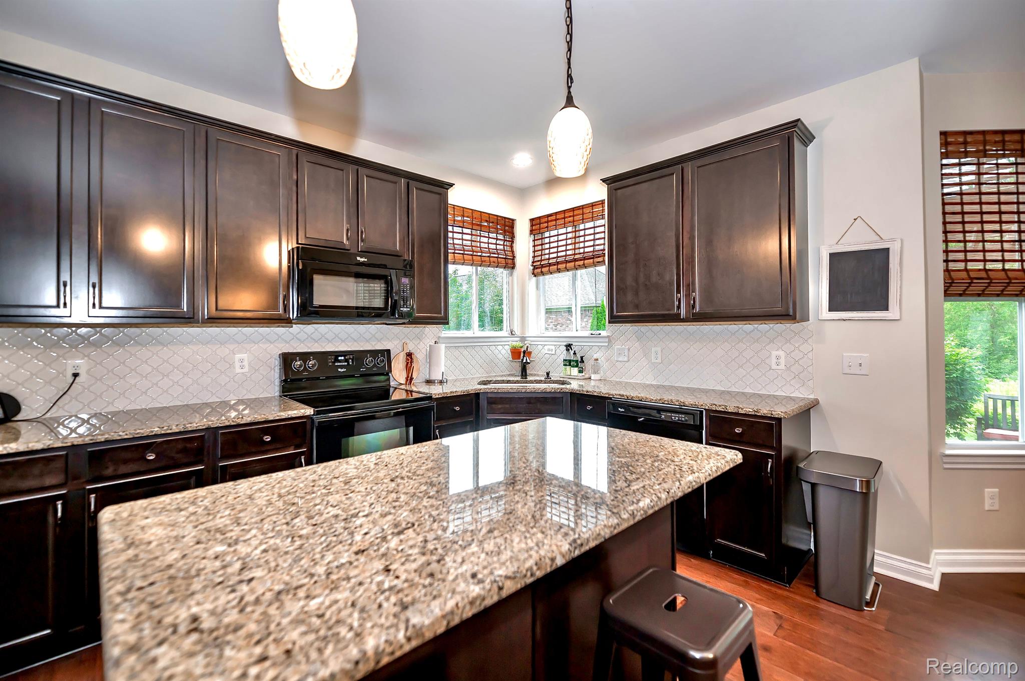 584 BIRCHCREST CRT