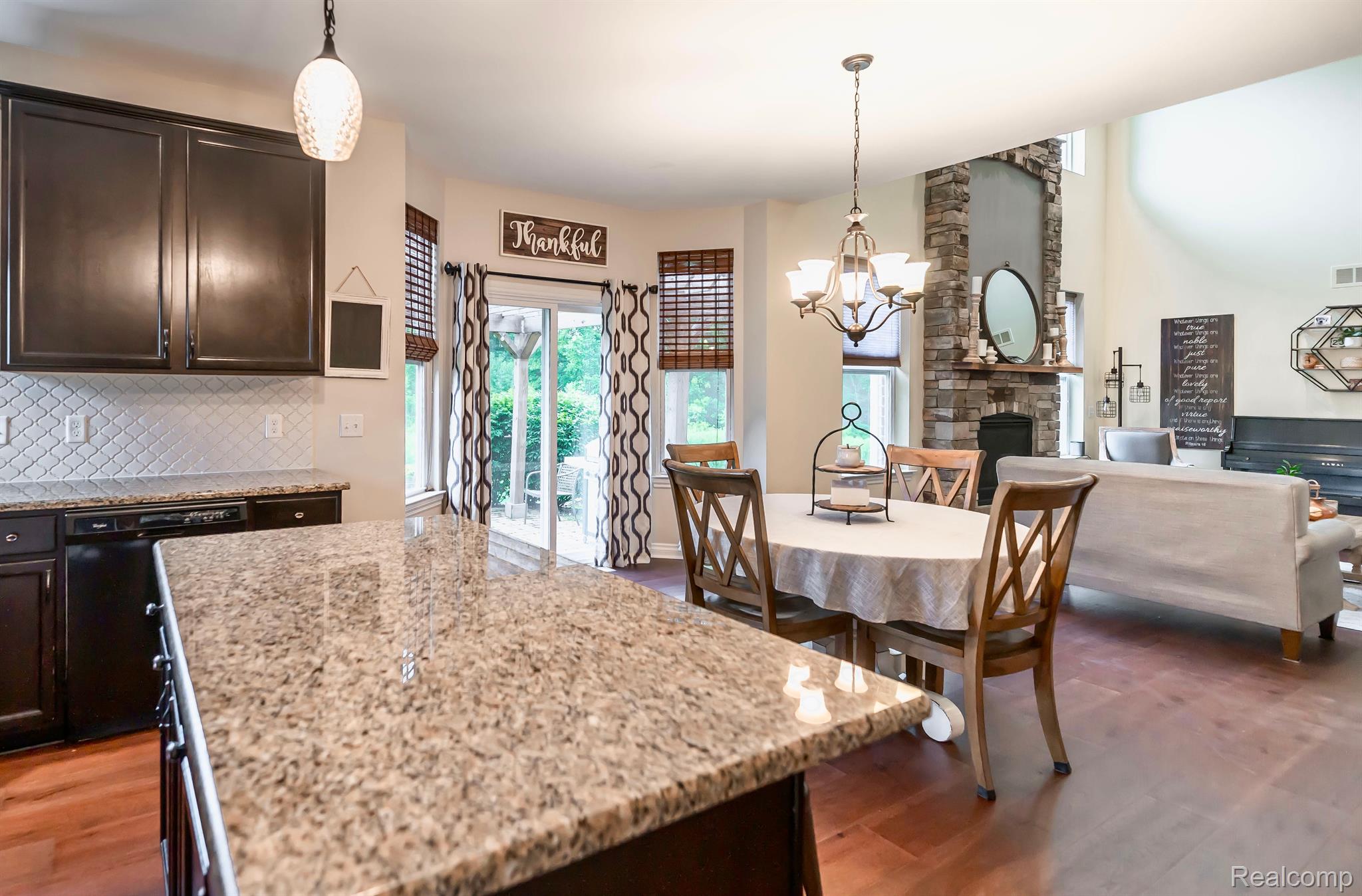 584 BIRCHCREST CRT