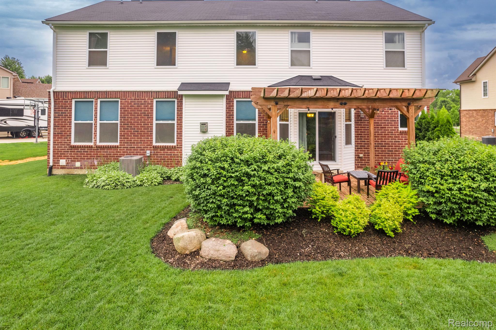 584 BIRCHCREST CRT