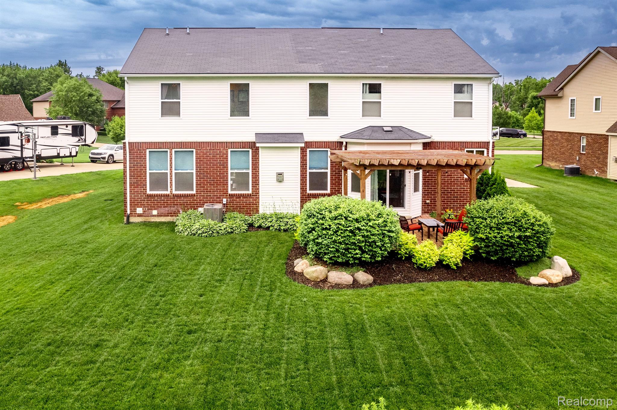 584 BIRCHCREST CRT