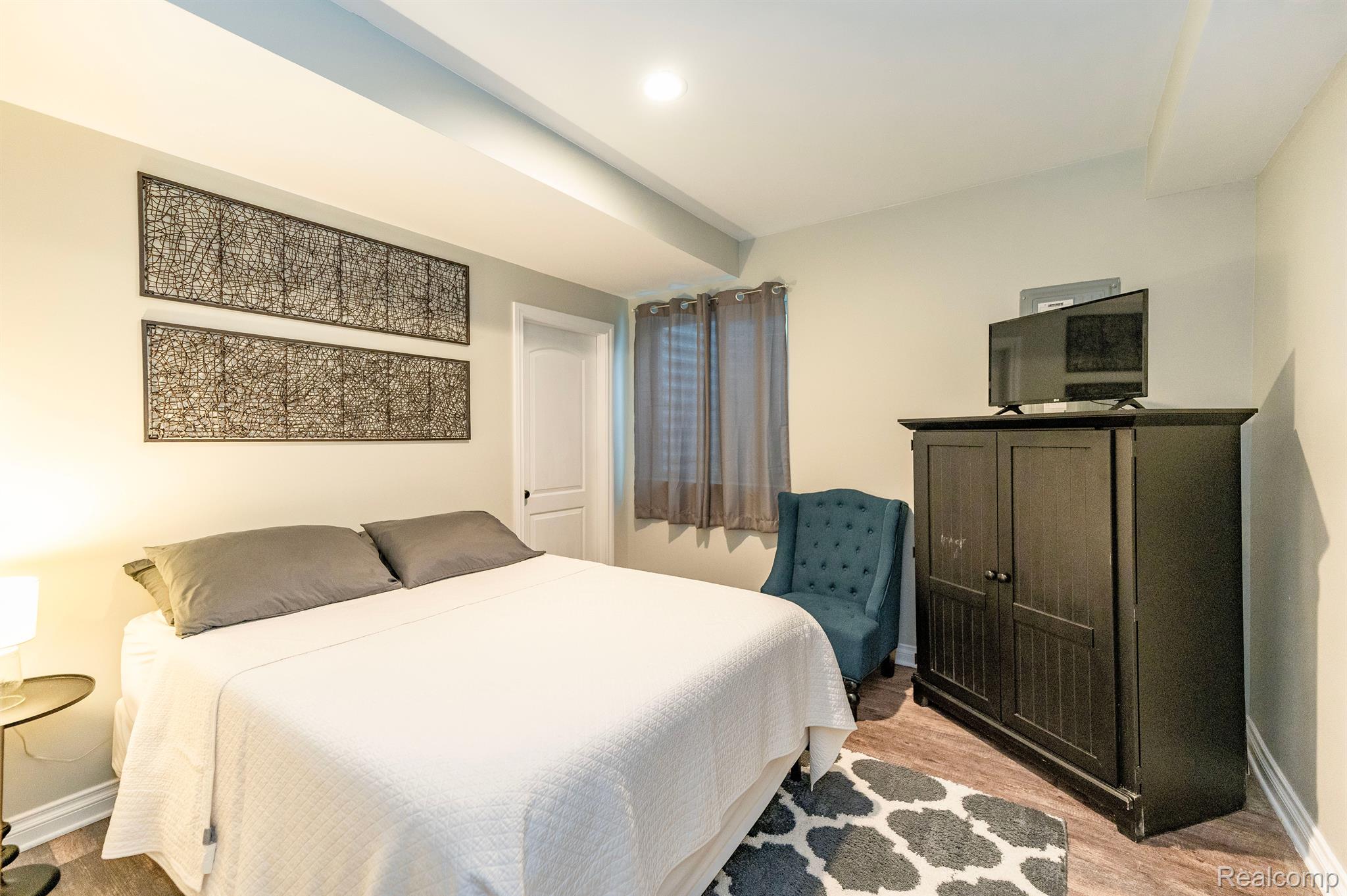 584 BIRCHCREST CRT