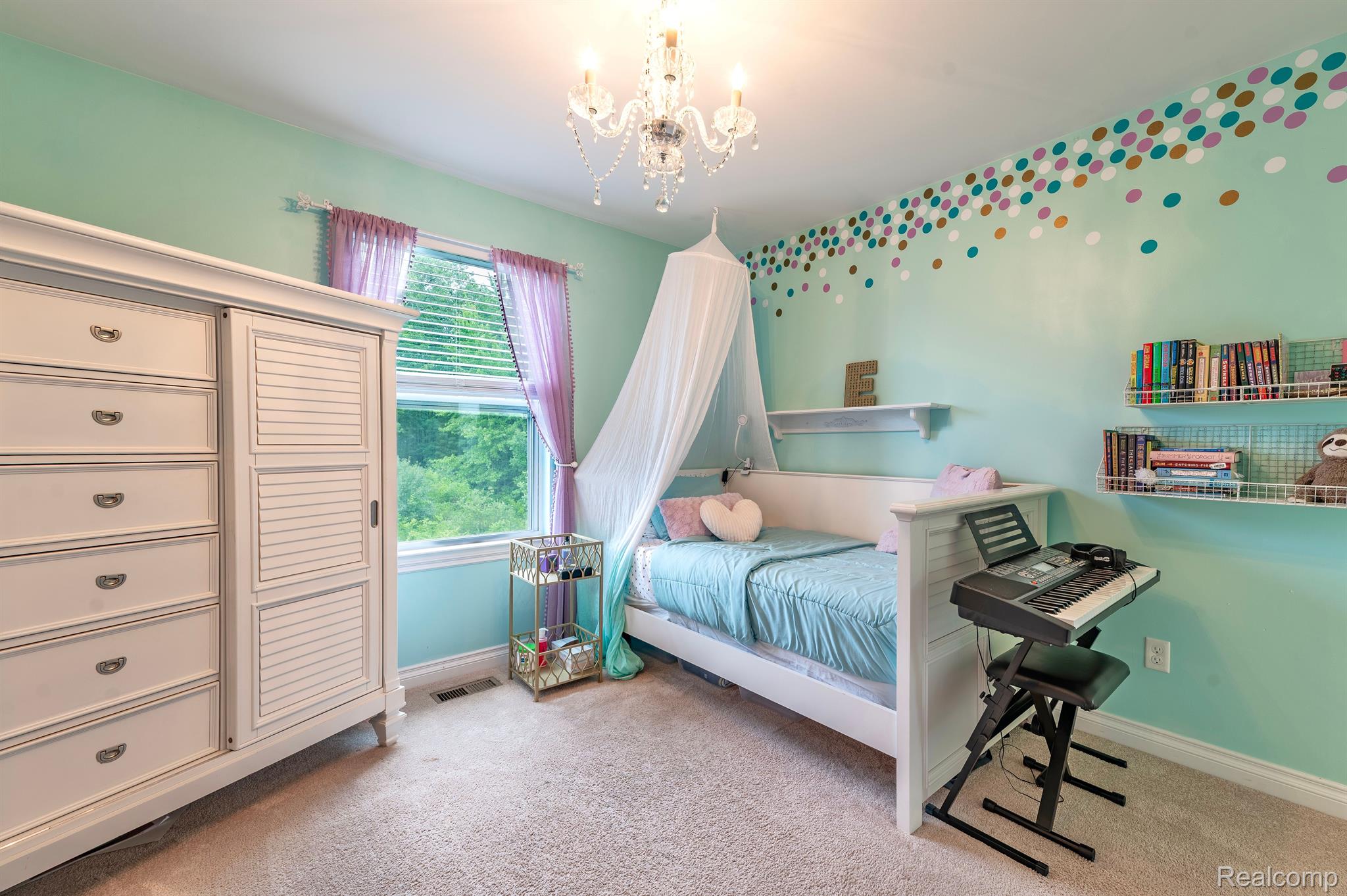 584 BIRCHCREST CRT