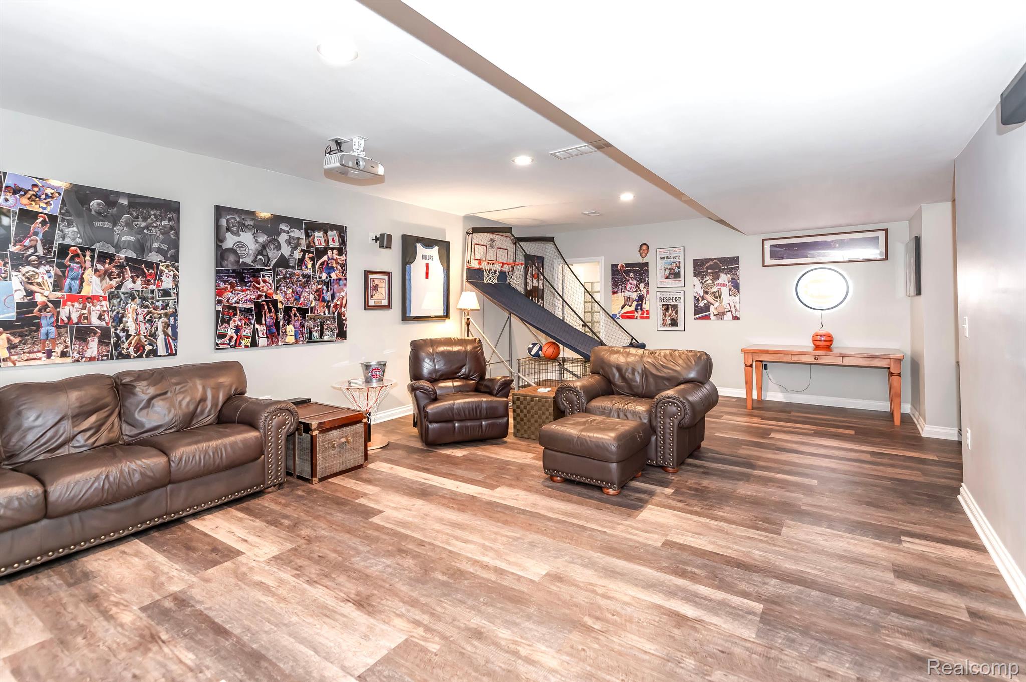 584 BIRCHCREST CRT