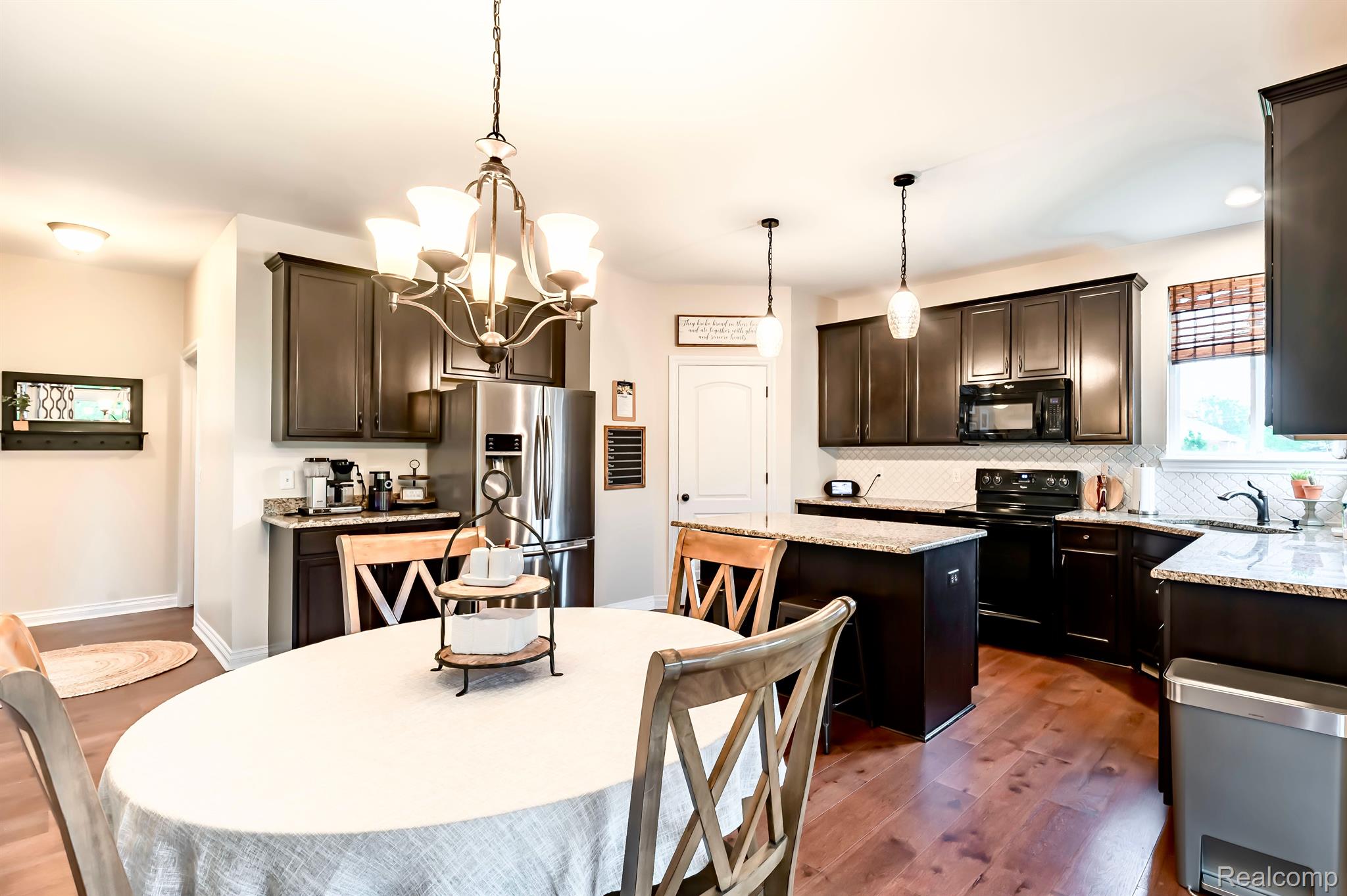 584 BIRCHCREST CRT