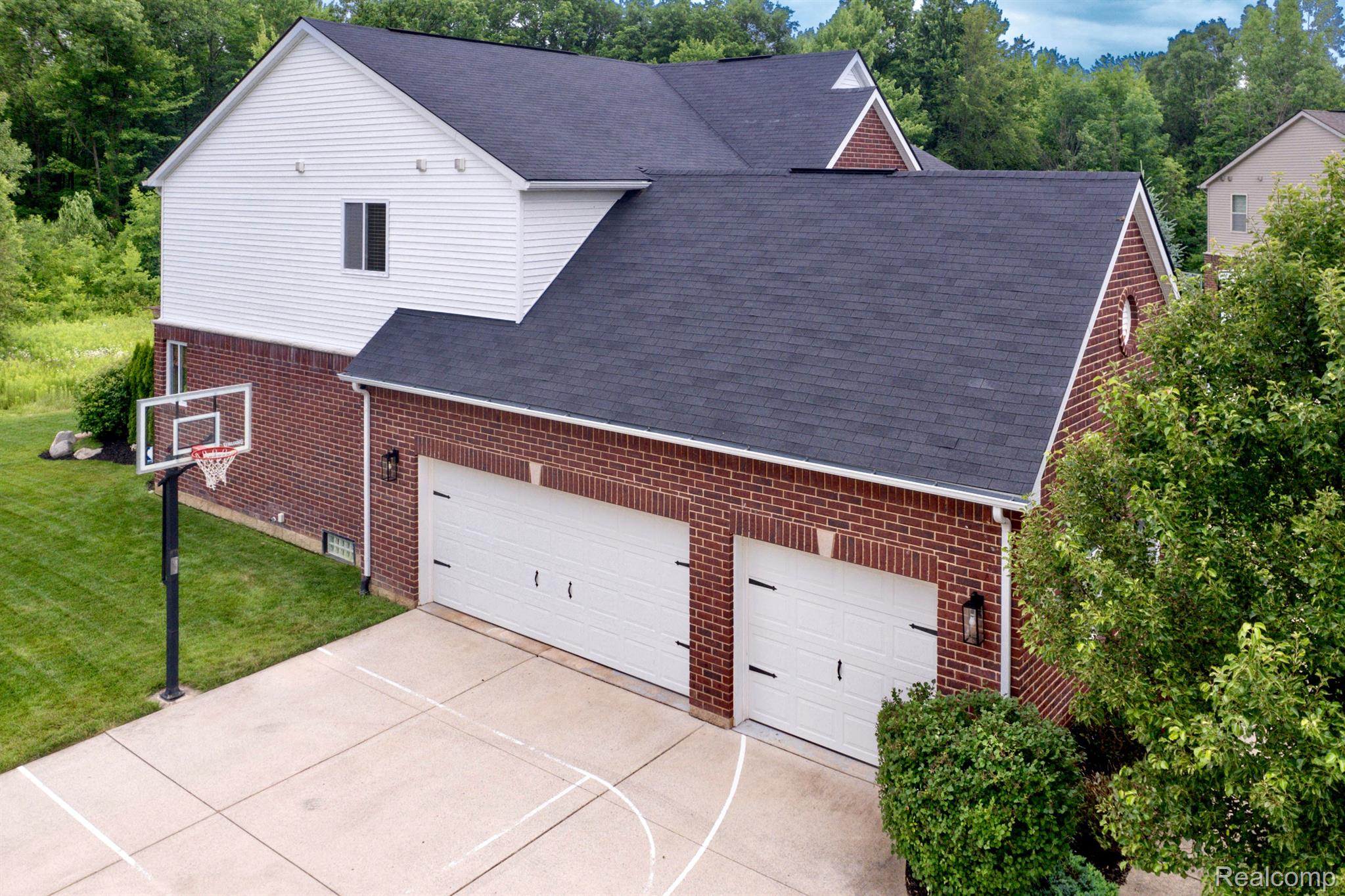 584 BIRCHCREST CRT