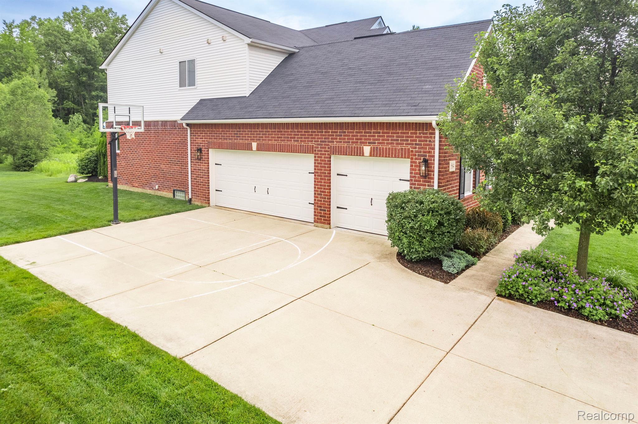 584 BIRCHCREST CRT