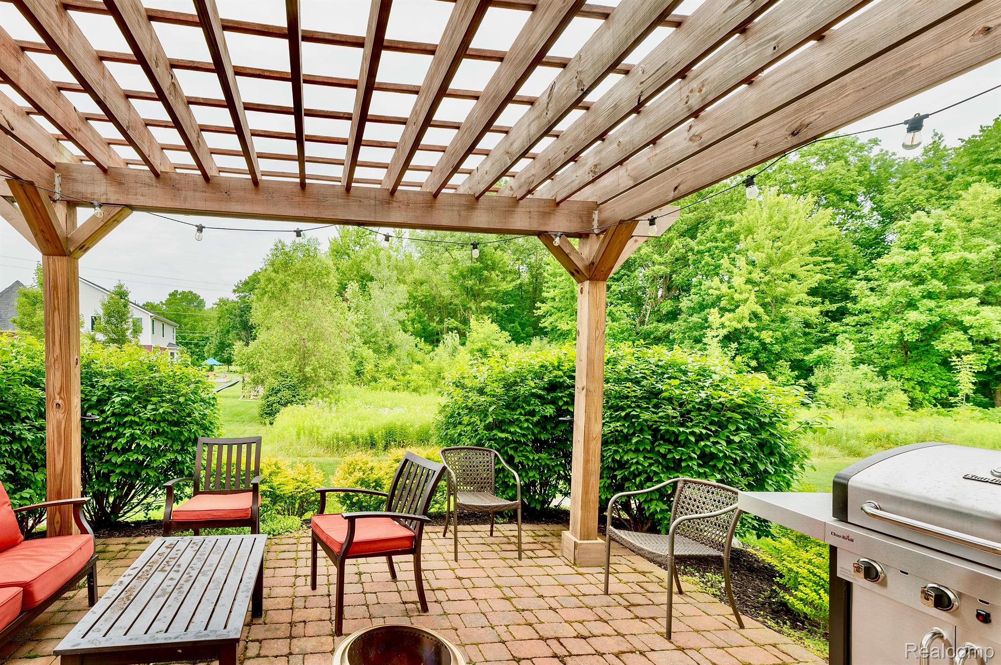 584 BIRCHCREST CRT