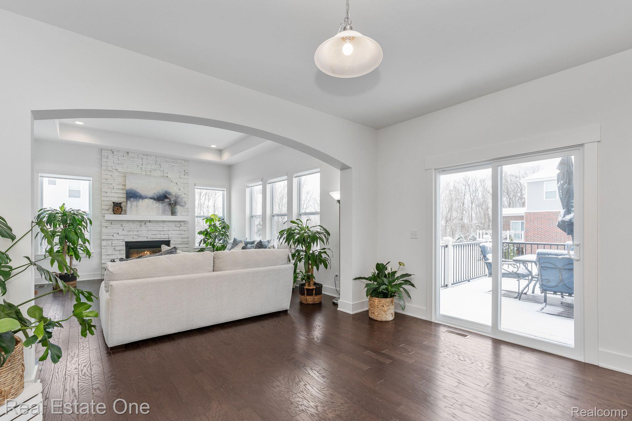 1348 Palatine DR