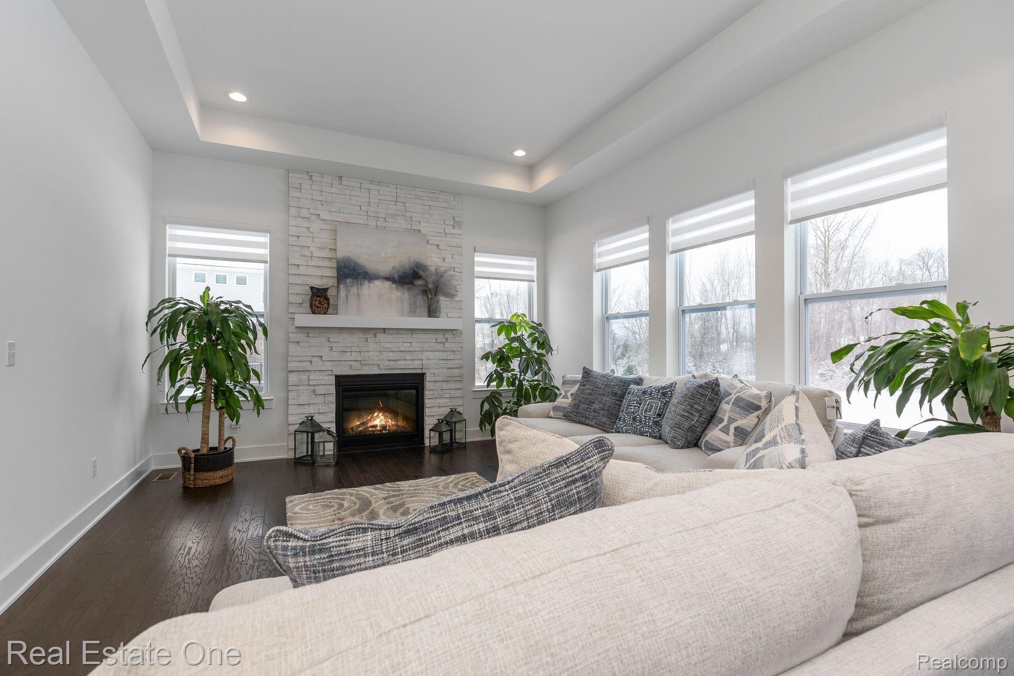 1348 Palatine DR