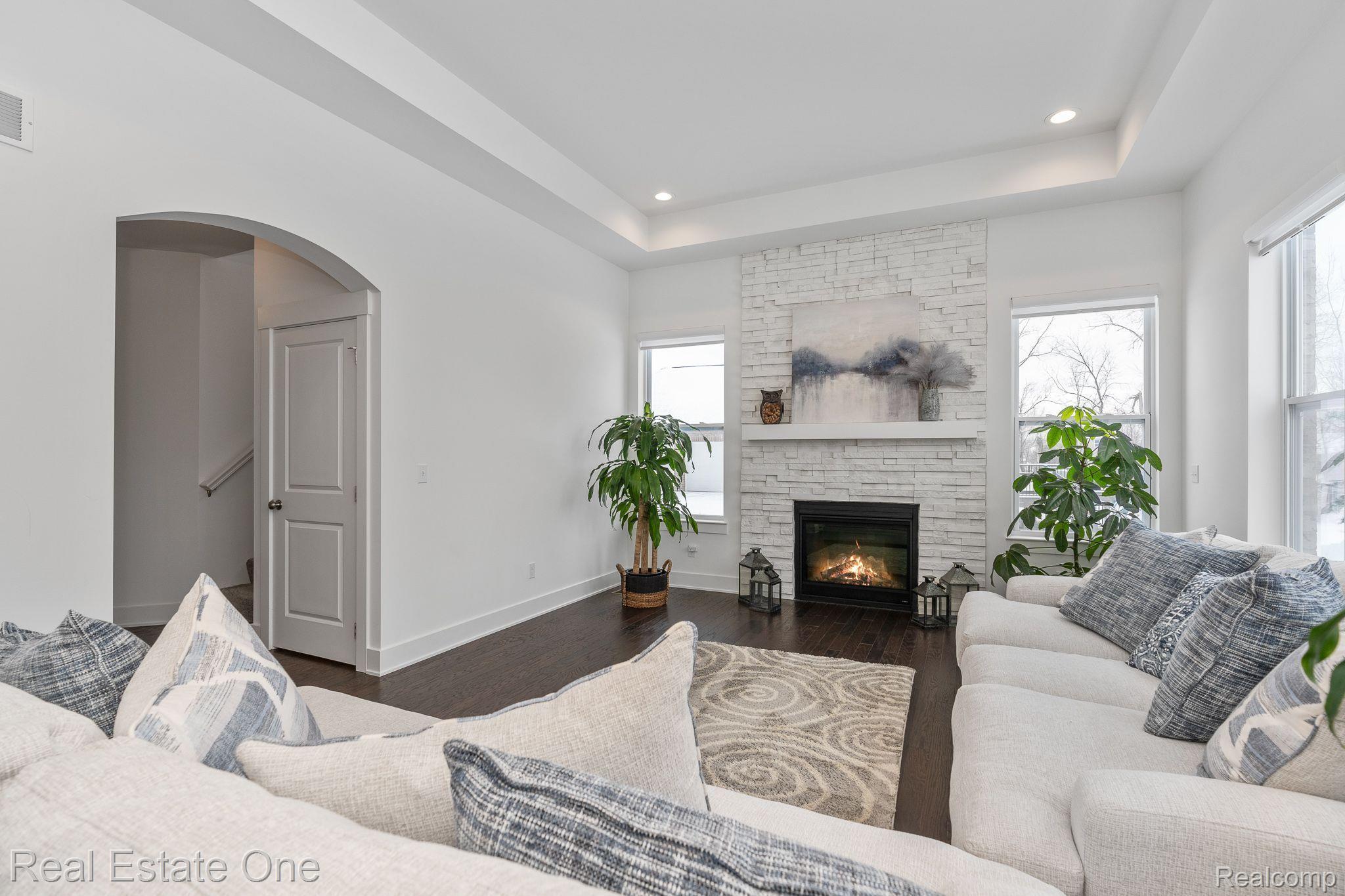 1348 Palatine DR