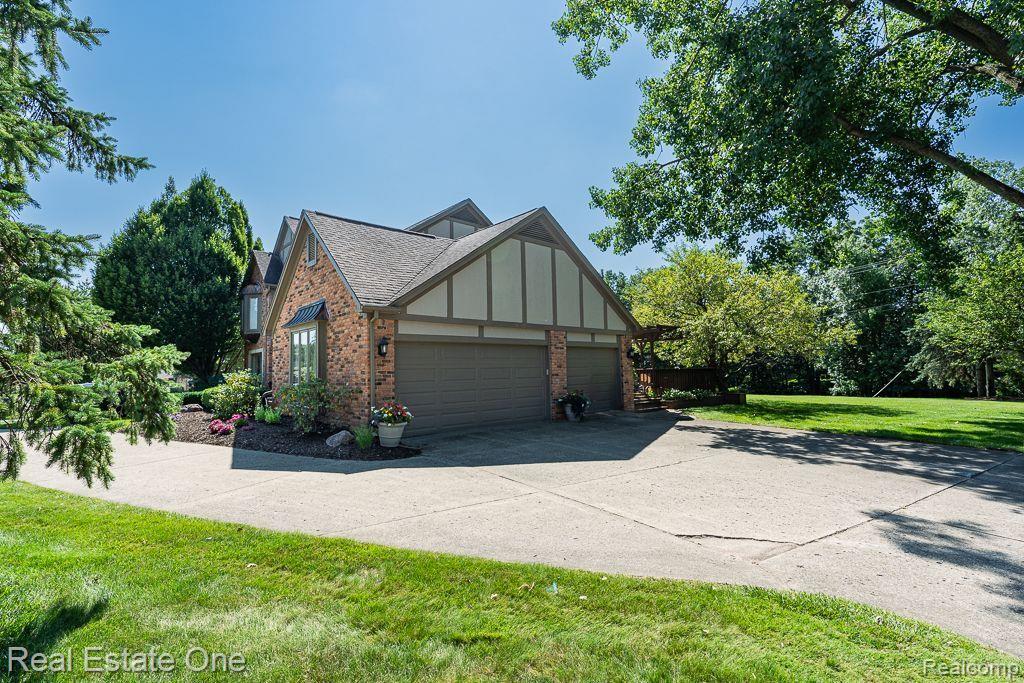 1692 SNOWDEN CIR