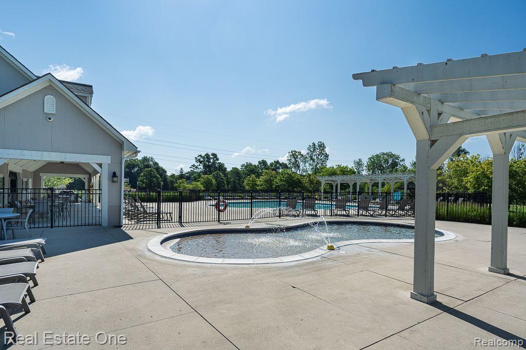 523 WYNSTONE CIR N