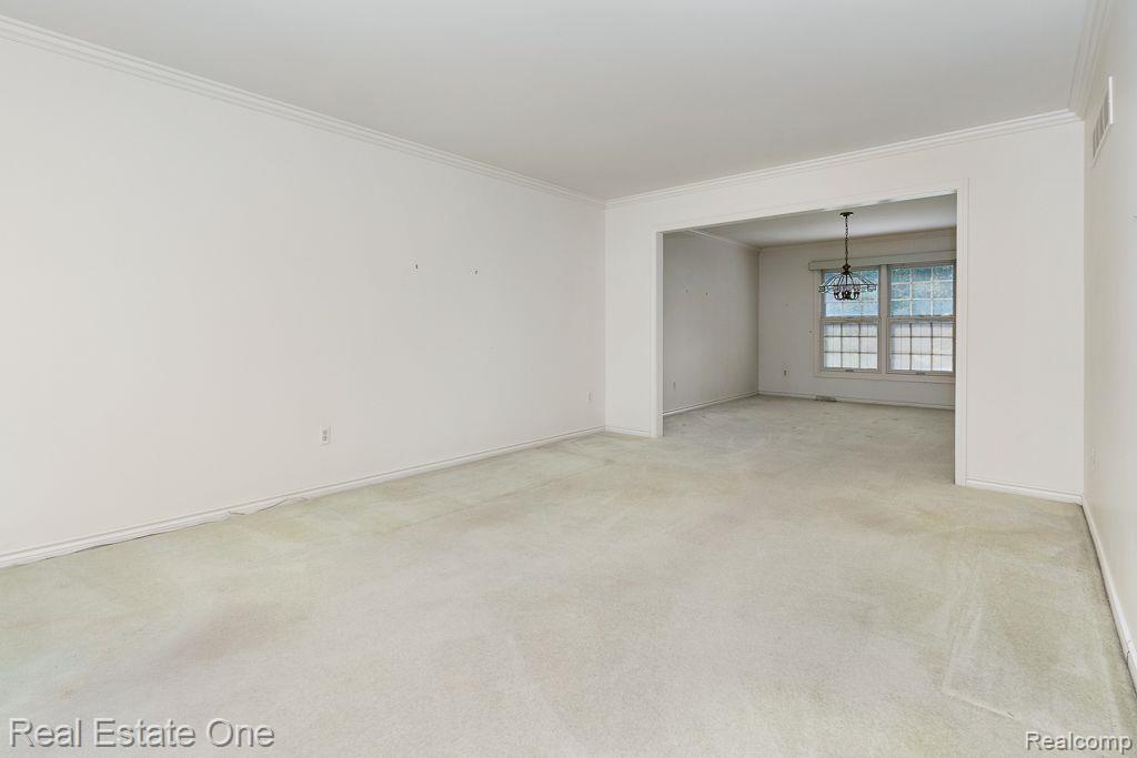 1104 HIDDEN LN