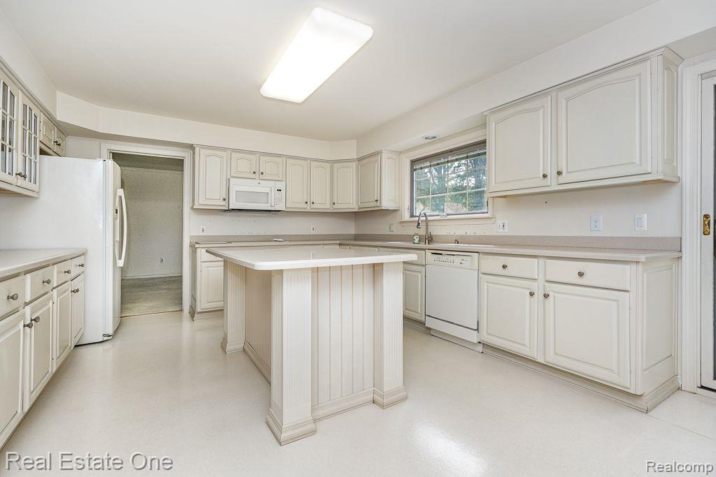 1104 HIDDEN LN