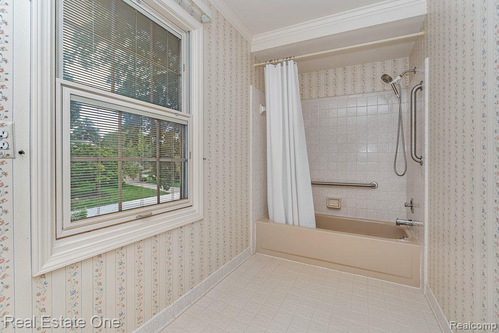 1104 HIDDEN LN