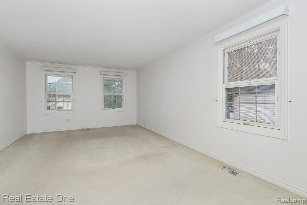 1104 HIDDEN LN