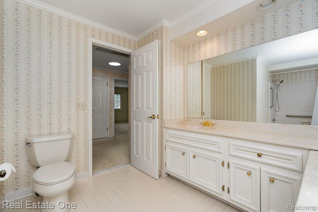 1104 HIDDEN LN