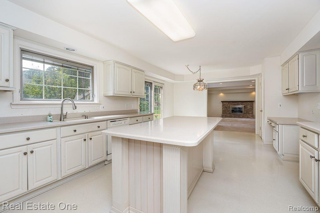 1104 HIDDEN LN