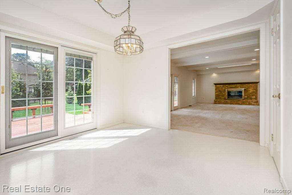 1104 HIDDEN LN