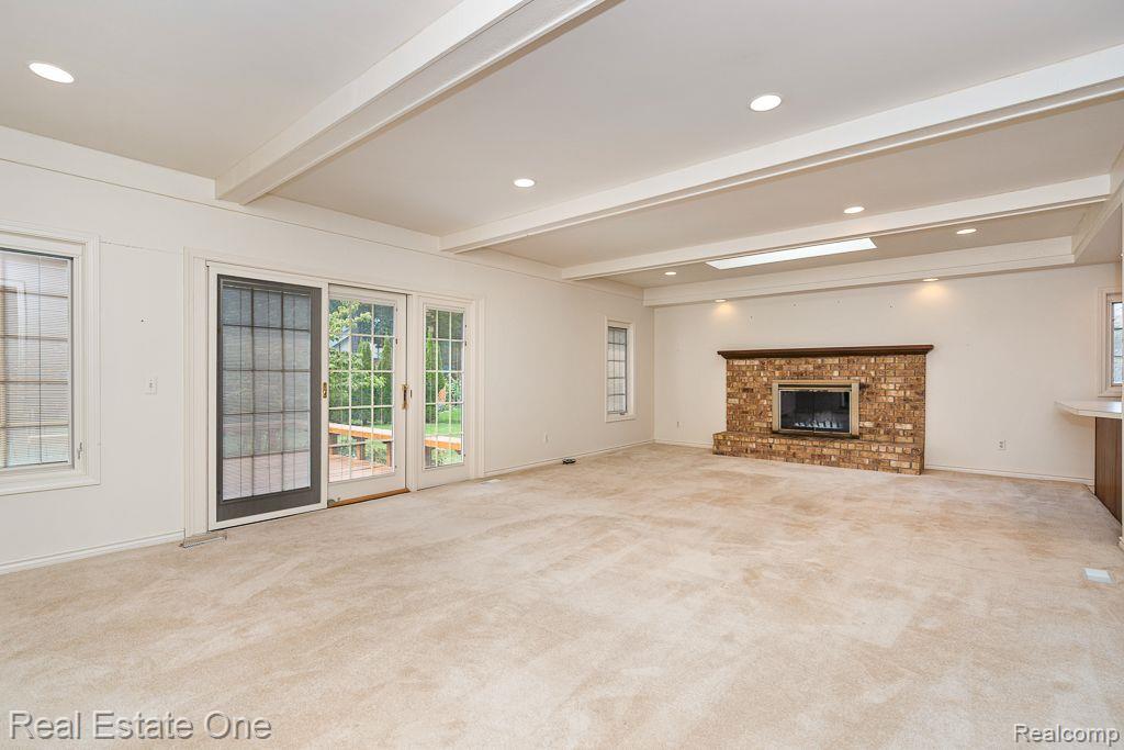 1104 HIDDEN LN