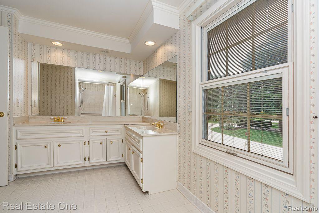 1104 HIDDEN LN