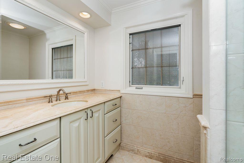 1104 HIDDEN LN